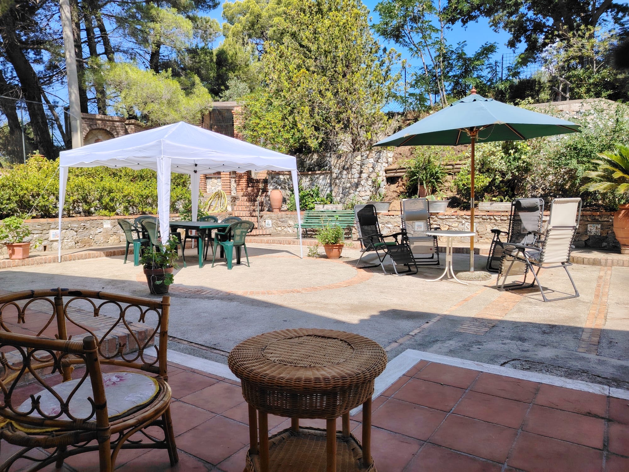 Giardino con gazebo, ombrellone e area relax tra i pini