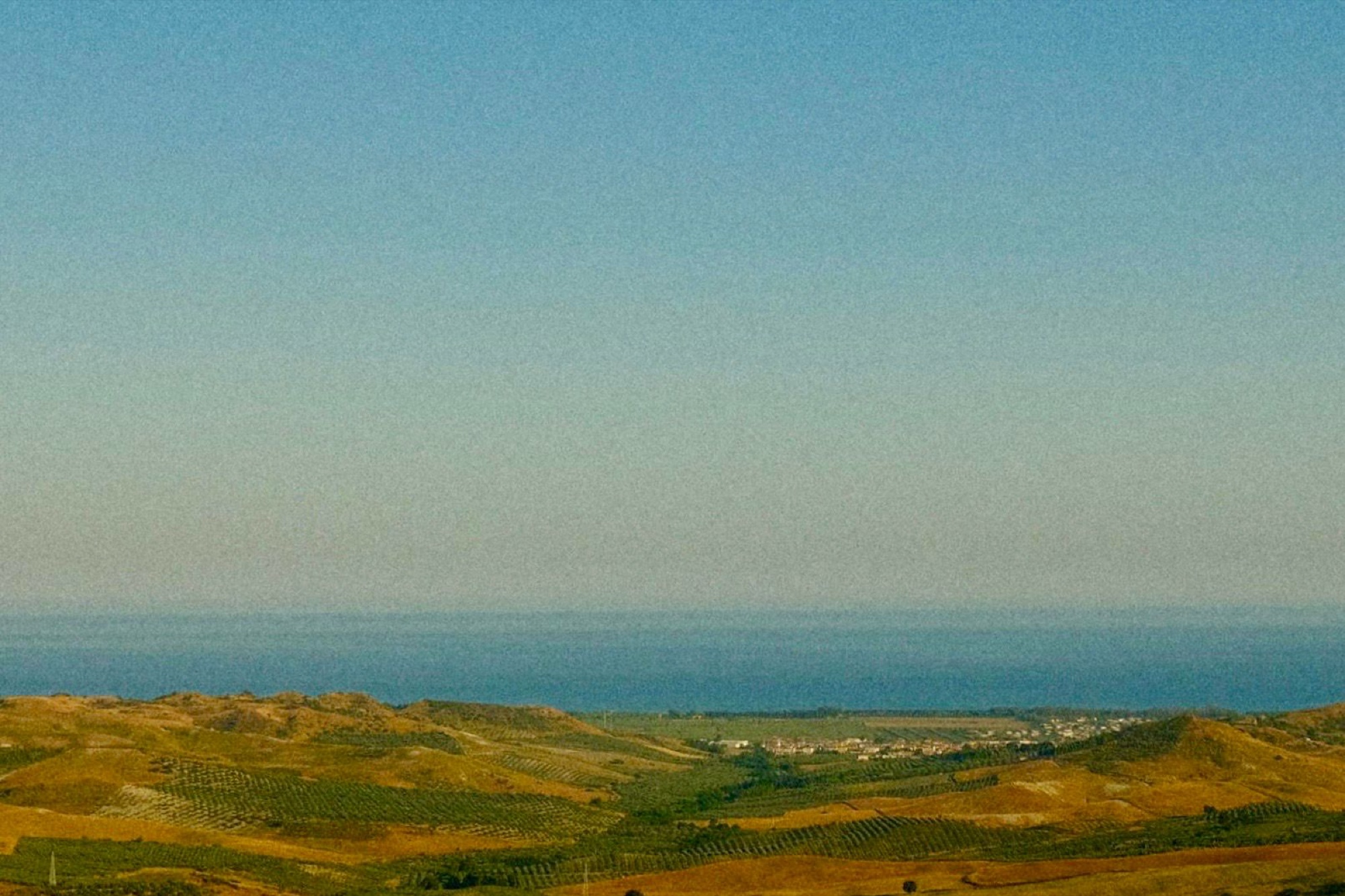 Vista sulla collina e sul Mar Ionio dalla campagna di Cropani