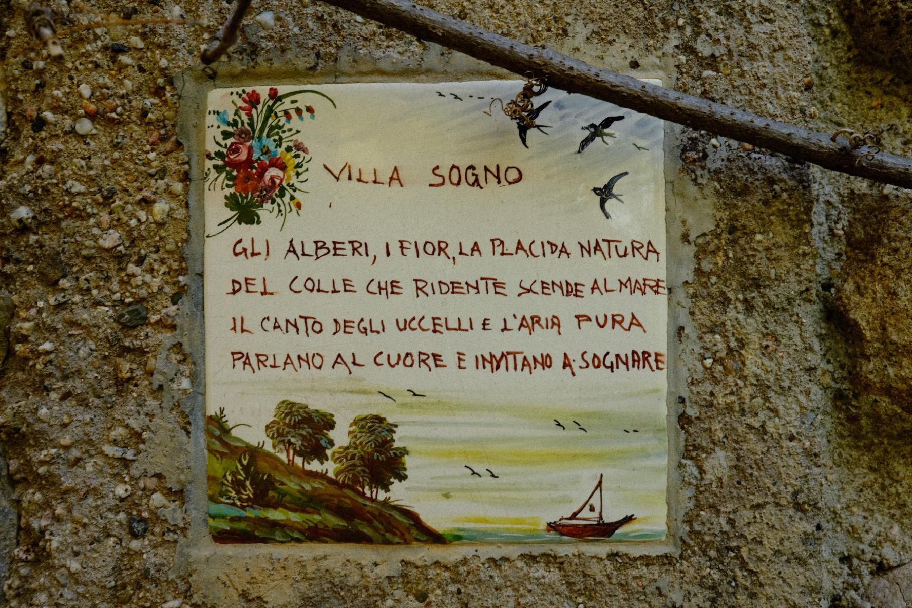 Mattonella dipinta «Villa Sogno» con versi sulla natura del colle che scende al mare
